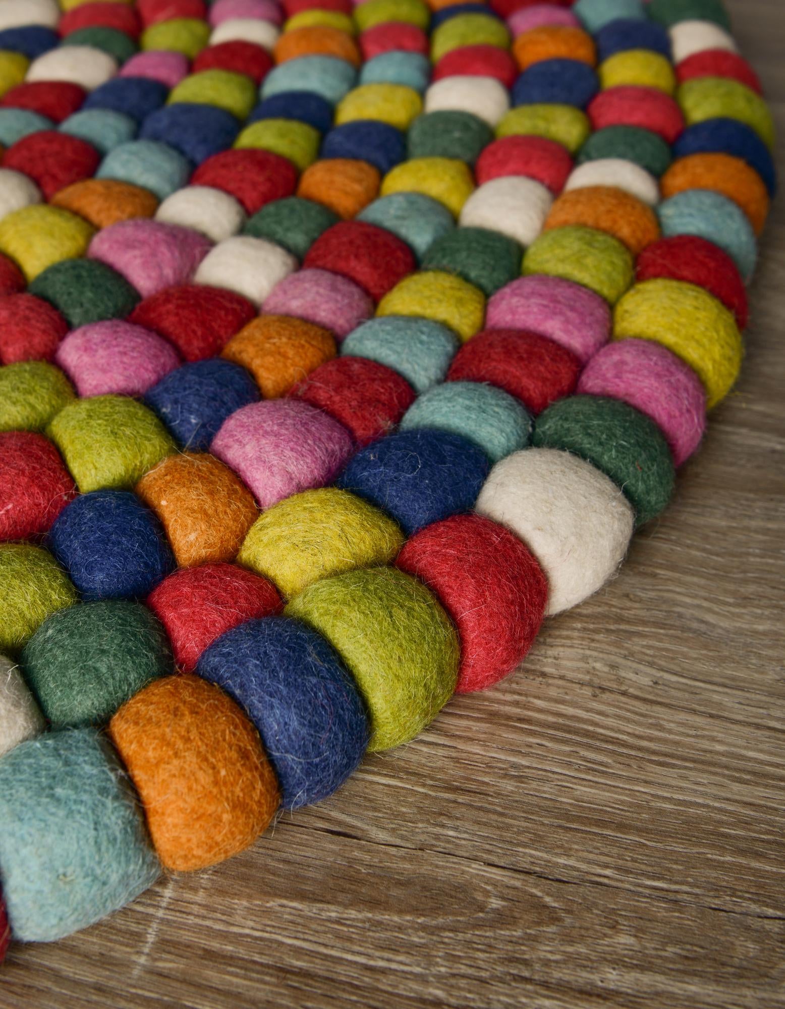 7' 10 x 7' 10 Felt Ball Wool Round Rug