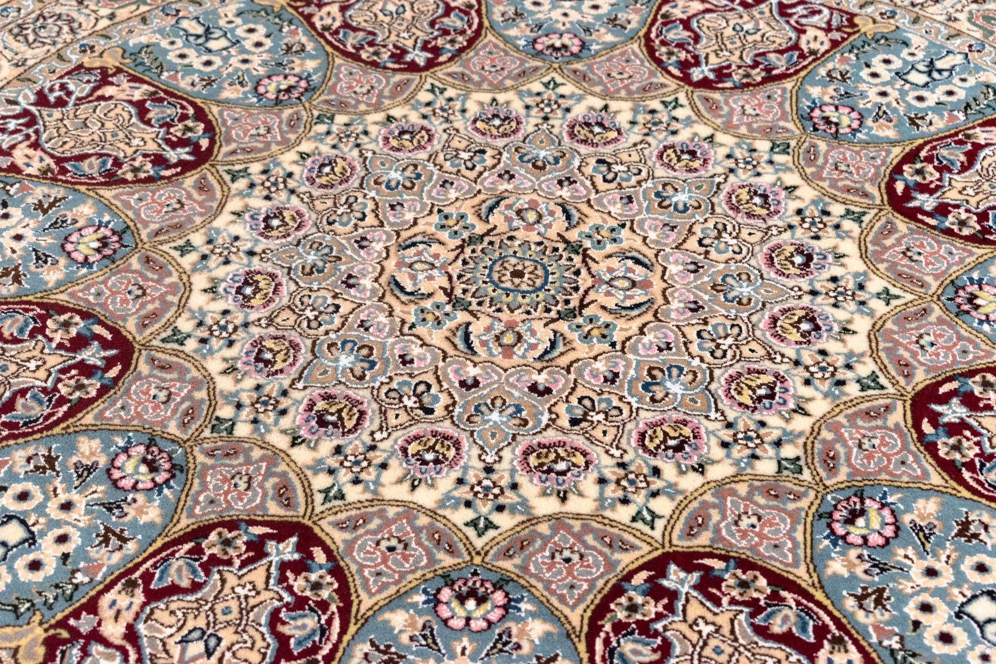 4' 11 x 4' 11 Nain Round Rug