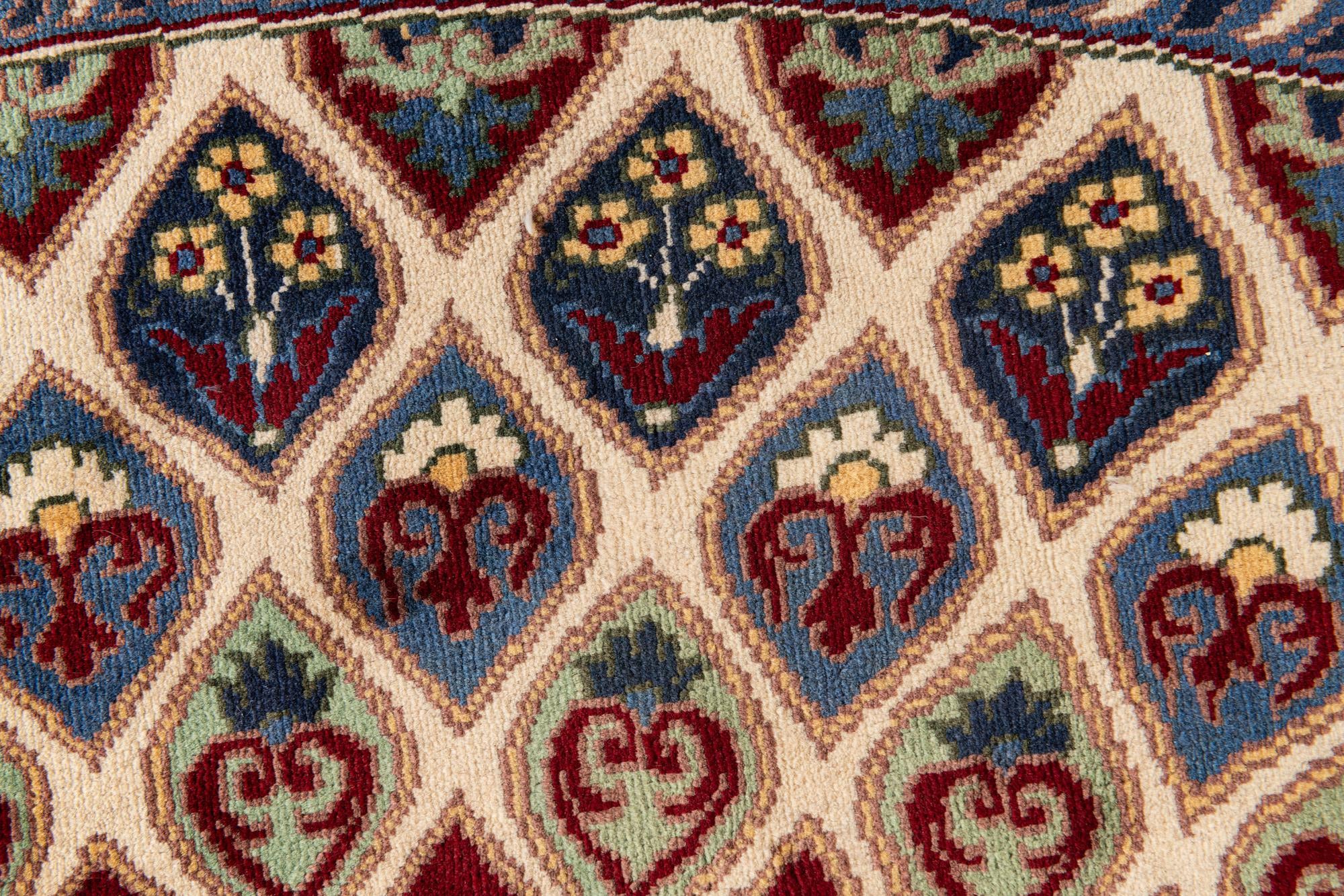9' 10 x 10' Hand Knotted Nain Round Rug