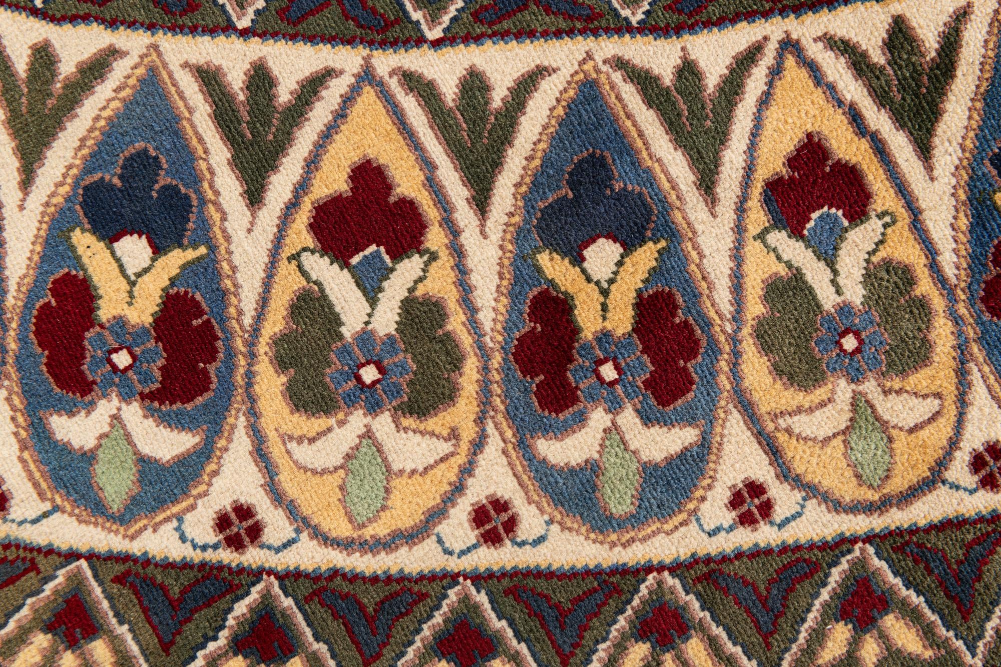 9' 10 x 10' Hand Knotted Nain Round Rug