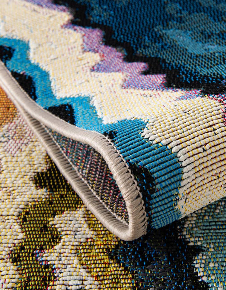 Detail image of 4' x 4'  Washable Modern Indoor / Outdoor Round Rug