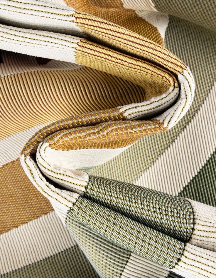 Detail image of 4' x 4' Easy-Clean Modern Indoor / Outdoor Round Rug