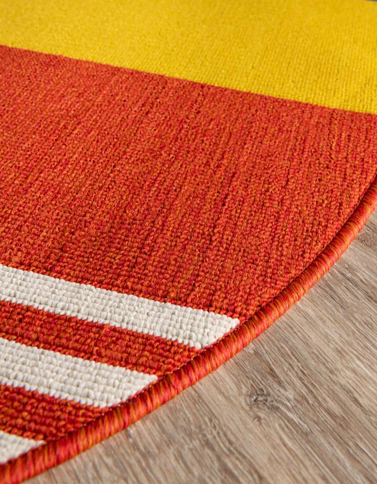 Detail image of 7' 10 x 7' 10 Easy-Clean Modern Indoor / Outdoor Round Rug