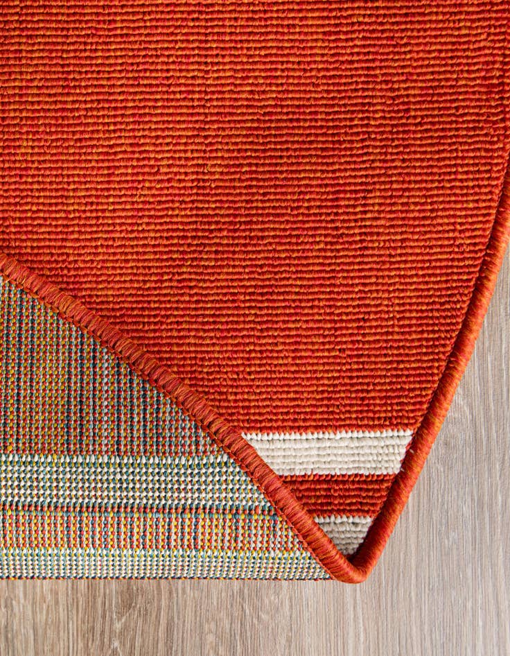 Detail image of 7' 10 x 7' 10 Easy-Clean Modern Indoor / Outdoor Round Rug