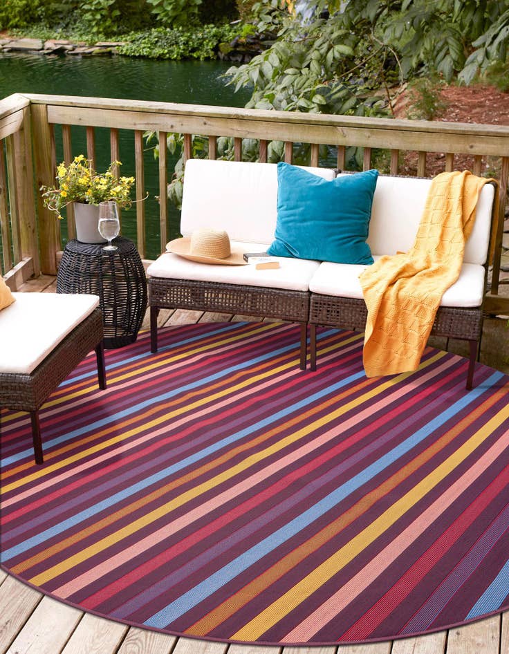 Detail image of  6' x 6'  Washable Striped Indoor / Outdoor Round Rug