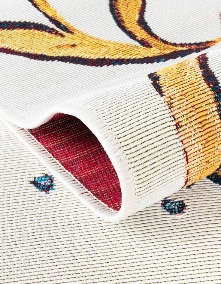 Detail image of 5' x 5'  Washable Traditional Indoor / Outdoor Round Rug