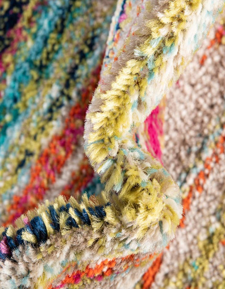 Detail image of 2' x 6' Azalea Runner Rug