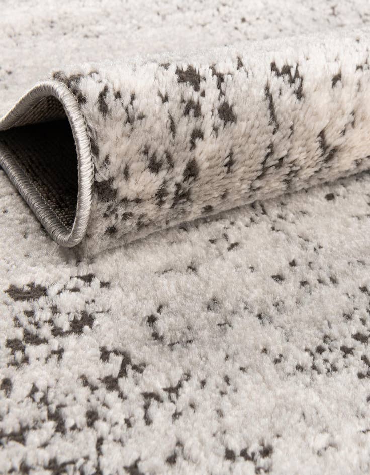 Detail image of 2' 7 x 10' Leipzig Runner Rug