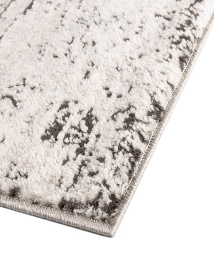 Detail image of 2' 7 x 10' Leipzig Runner Rug