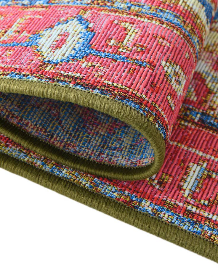 Detail image of 2' 7 x 10' Easy-Clean Traditional Indoor / Outdoor Runner Rug