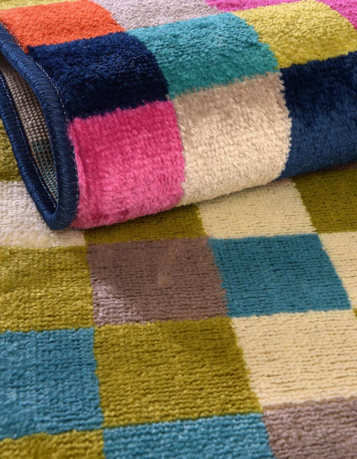 Detail image of 7' 10 x 7' 10 Azalea Square Rug