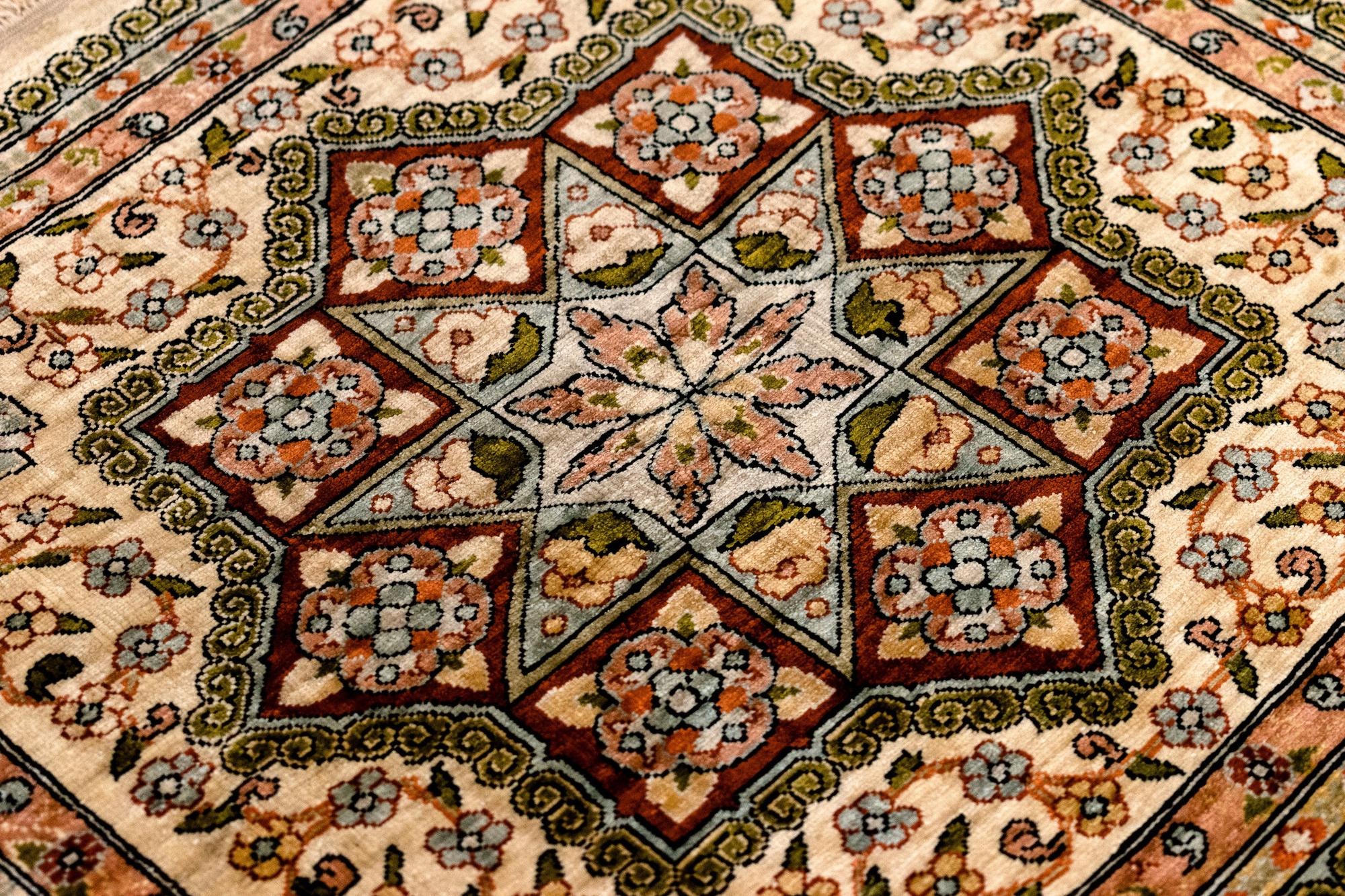 1' 5 x 1' 6 Hereke Silk Square Rug
