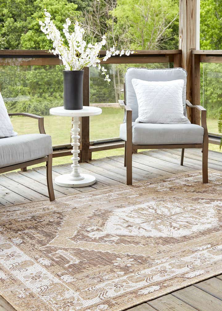 Natural 4' x 6' Outdoor Traditional Indoor / Outdoor Rug
