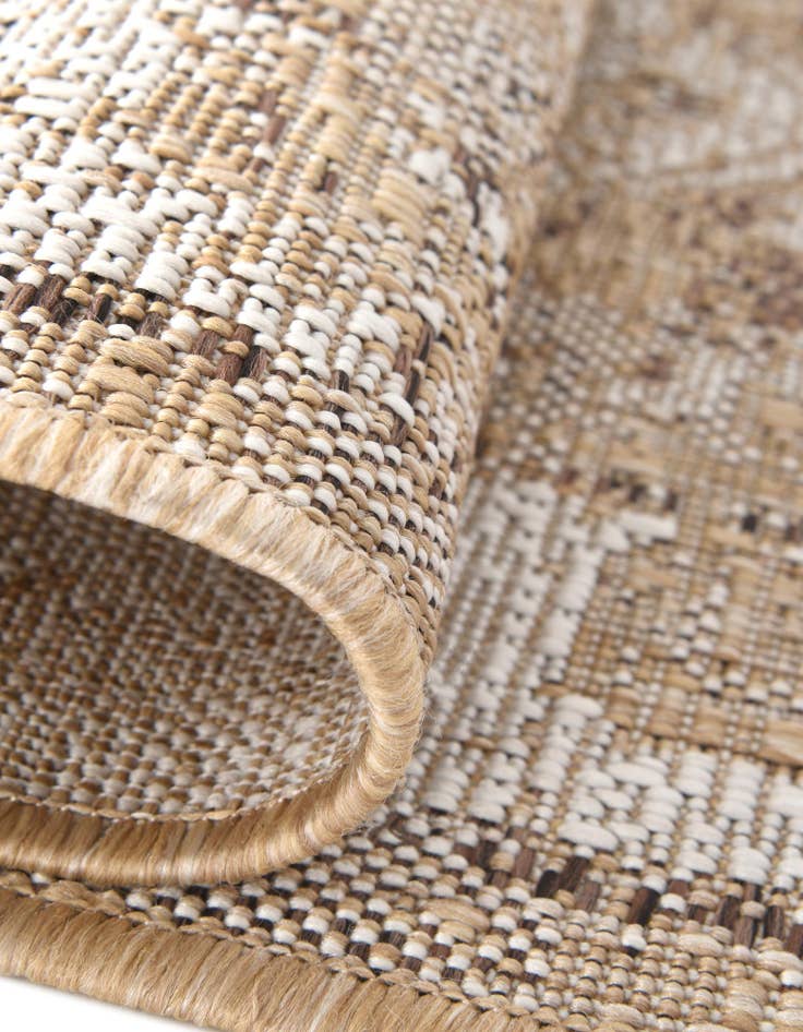 Detail image of 5' 3 x 5' 3  Washable Traditional Indoor / Outdoor Octagon Rug