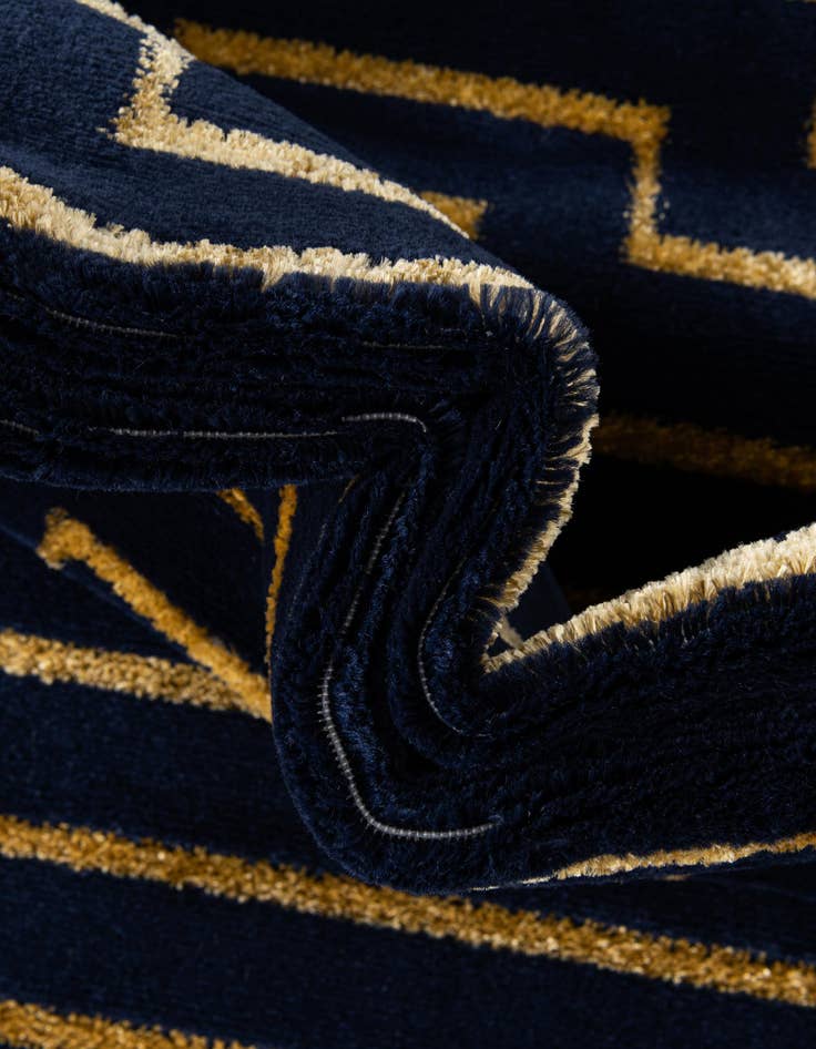 Detail image of 10' x 10' Vogue Geo Round Rug