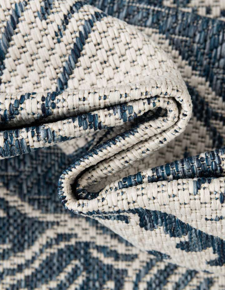 5' 3 x 8' Easy-Clean Coastal Indoor / Outdoor Rug