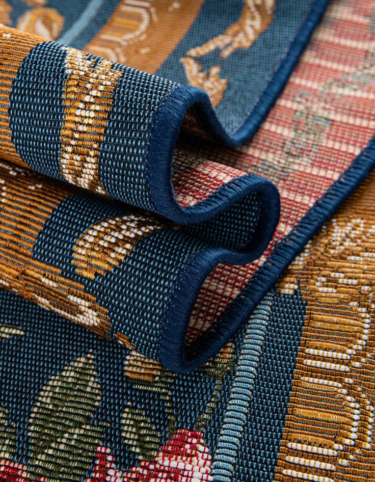 Detail image of 7' 10 x 10'  Washable Traditional Indoor / Outdoor Rug