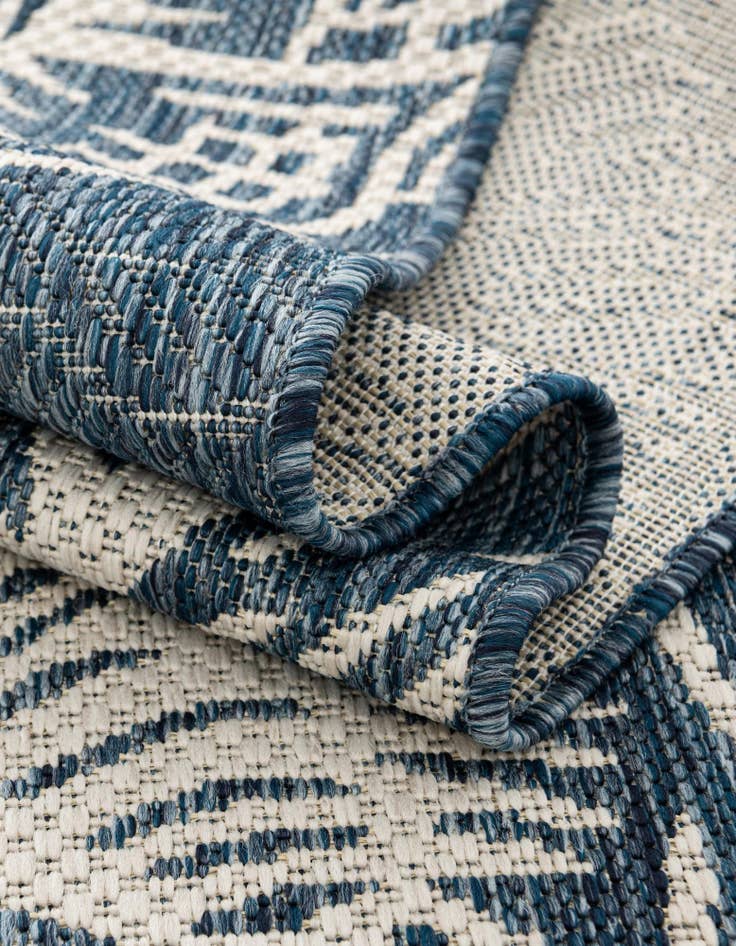 Detail image of 10' x 10' Easy-Clean Coastal Indoor / Outdoor Round Rug