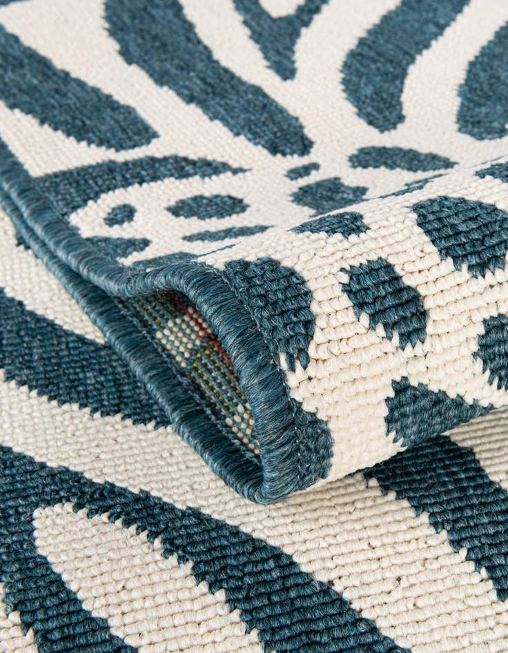 Detail image of 7' 10 x 7' 10  Washable Safari Indoor / Outdoor Round Rug