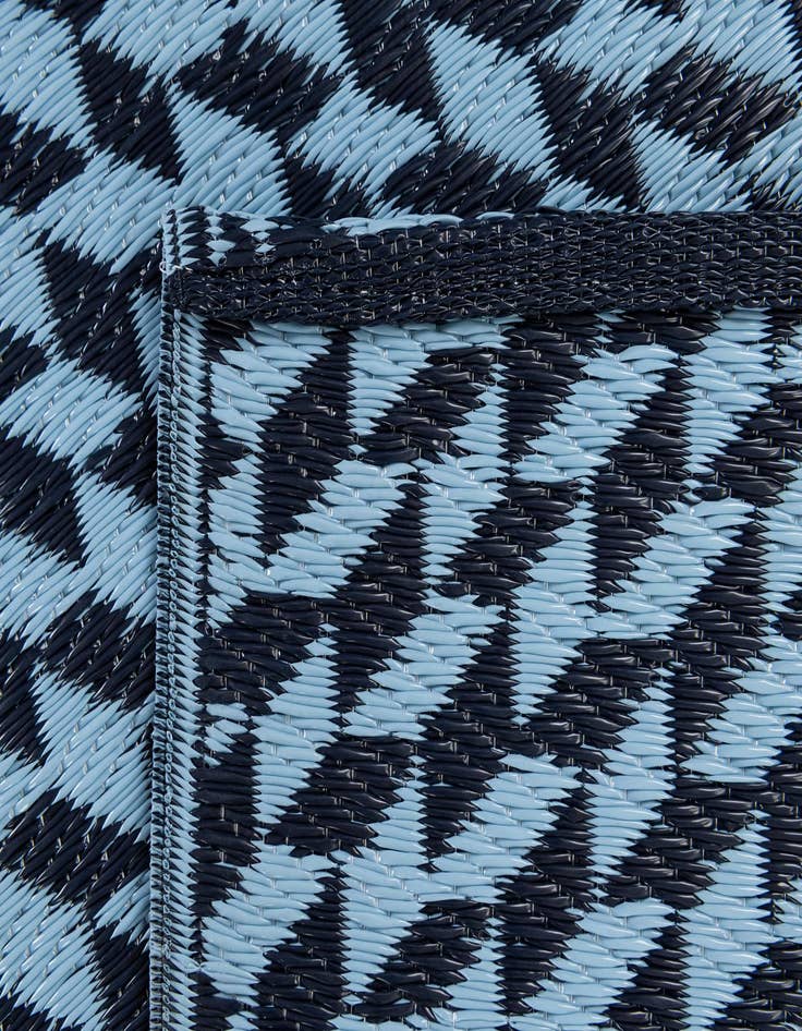 Detail image of 4' x 6'  Washable Modern Indoor / Outdoor Rug
