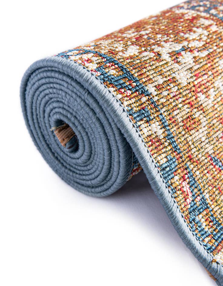 Detail image of 7' 10 x 7' 10  Washable Traditional Indoor / Outdoor Square Rug