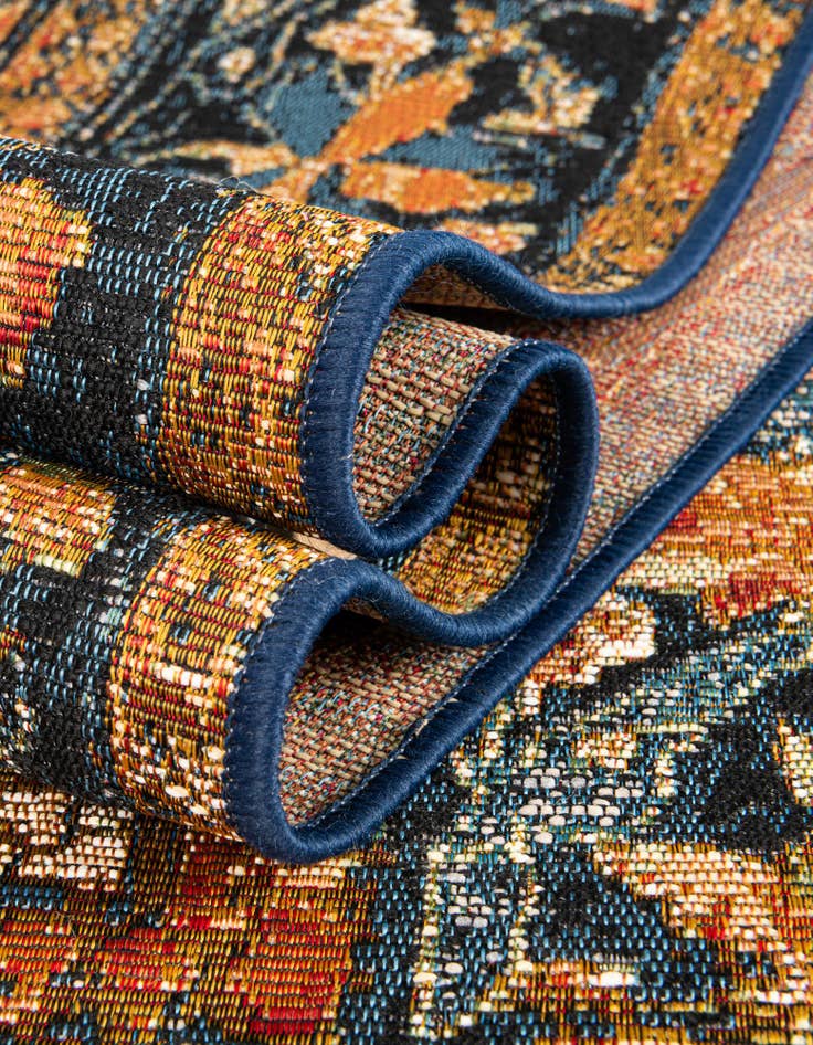 Detail image of 4' x 4'  Washable Traditional Indoor / Outdoor Round Rug