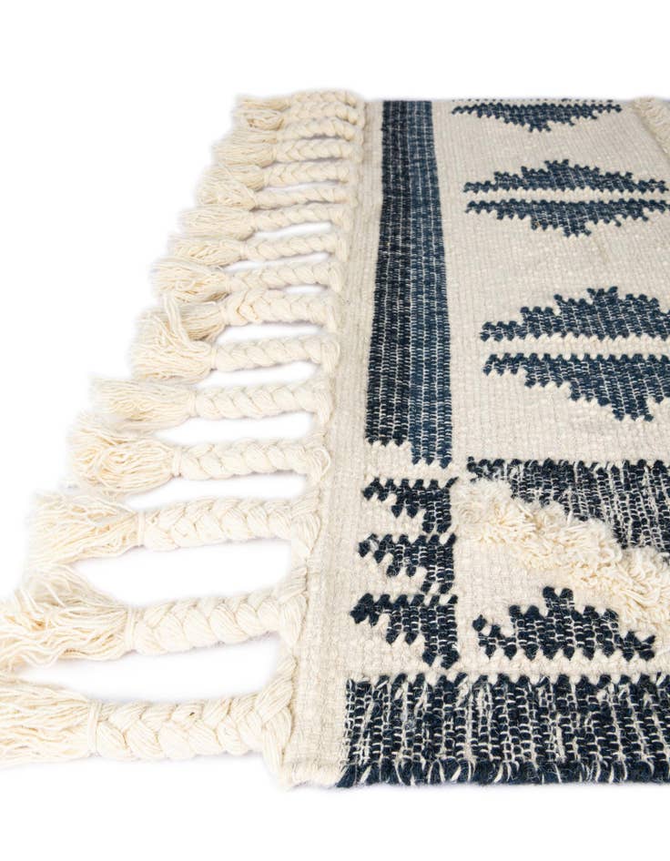 Detail image of 5' 1 x 8' Hand Woven Arizona Wool Rug