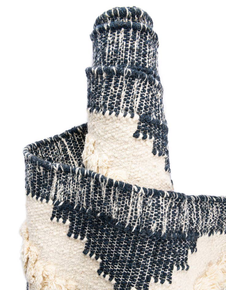 Detail image of 5' 1 x 8' Hand Woven Arizona Wool Rug