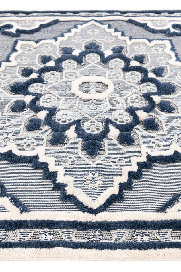 Detail image of 5' 2 x 7' 5 Easy-Clean Traditional Indoor / Outdoor Rug