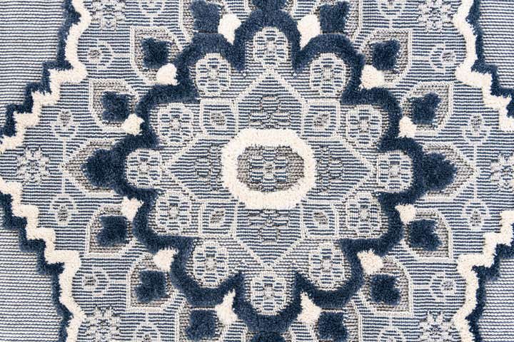 5' 2 x 7' 5 Easy-Clean Traditional Indoor / Outdoor Rug