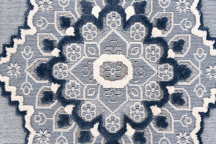 Detail image of 5' 2 x 7' 5 Easy-Clean Traditional Indoor / Outdoor Rug