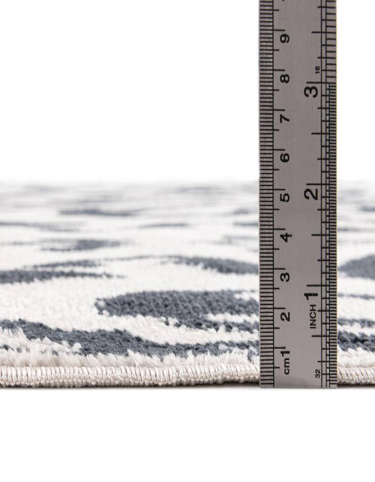 Detail image of 5' 3 x 7' 7 Victoria Rug