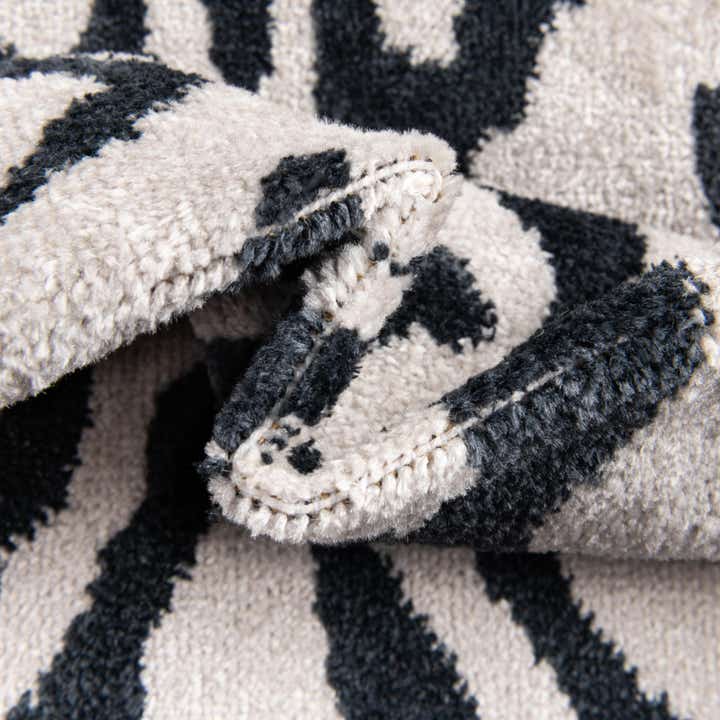 5' 3 x 7' 7 Victoria Rug