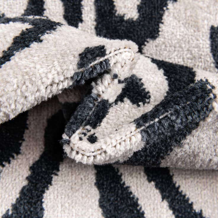 Detail image of 5' 3 x 7' 7 Victoria Rug