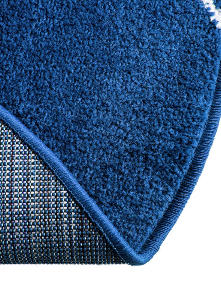 Detail image of 4' x 6' Lattice Frieze Oval Rug