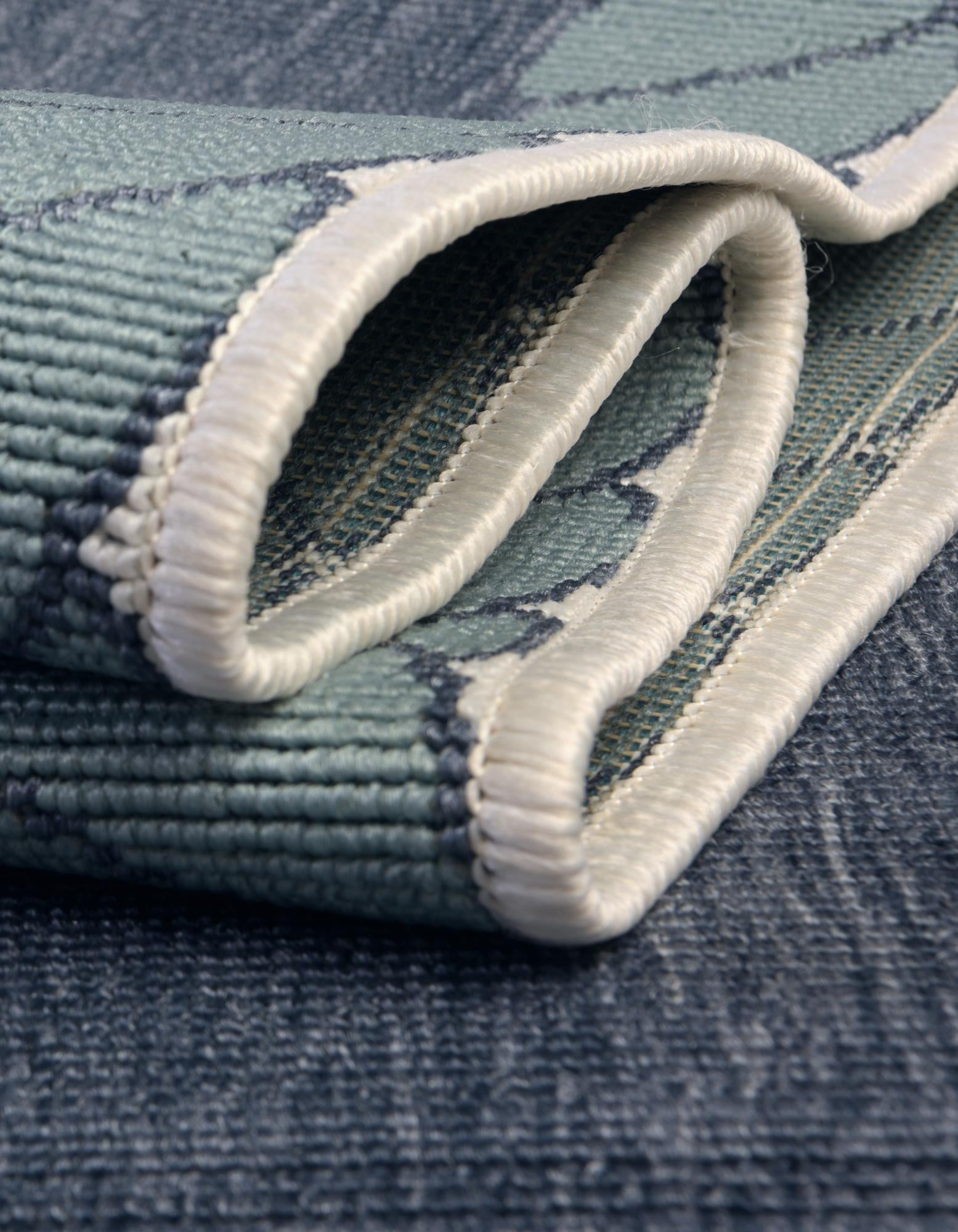 4' x 6' Easy-Clean Coastal Indoor / Outdoor Oval Rug