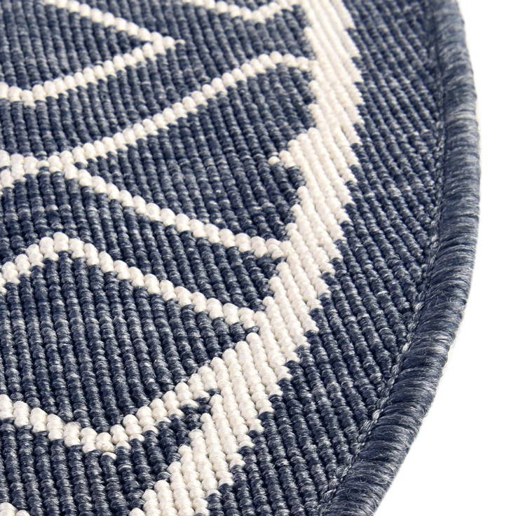 Detail image of 7' 10 x 10' Easy-Clean Lattice Indoor / Outdoor Oval Rug