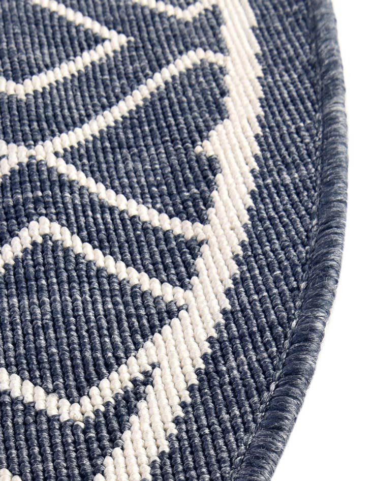 Detail image of 7' 10 x 10' Easy-Clean Trellis Indoor / Outdoor Oval Rug
