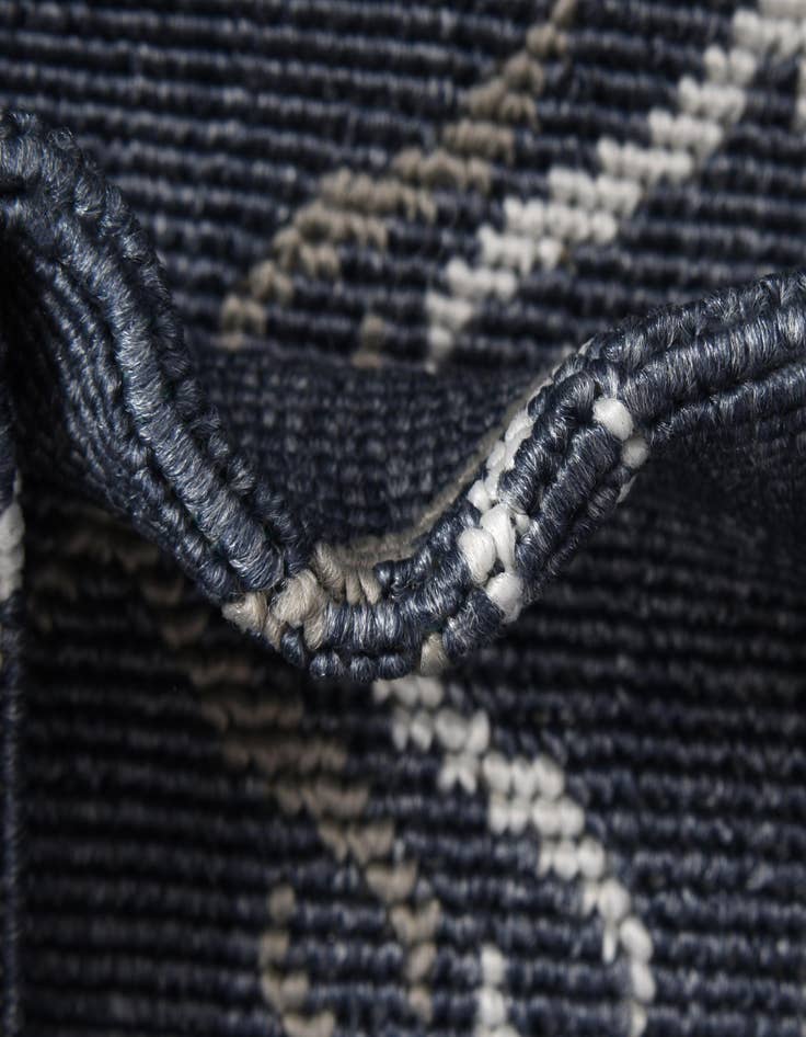 Detail image of 7' 10 x 10' Easy-Clean Trellis Indoor / Outdoor Oval Rug