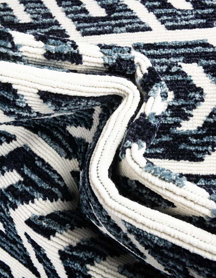 5' x 8' Easy-Clean Sabrina Soto Aston Indoor / Outdoor Oval Rug