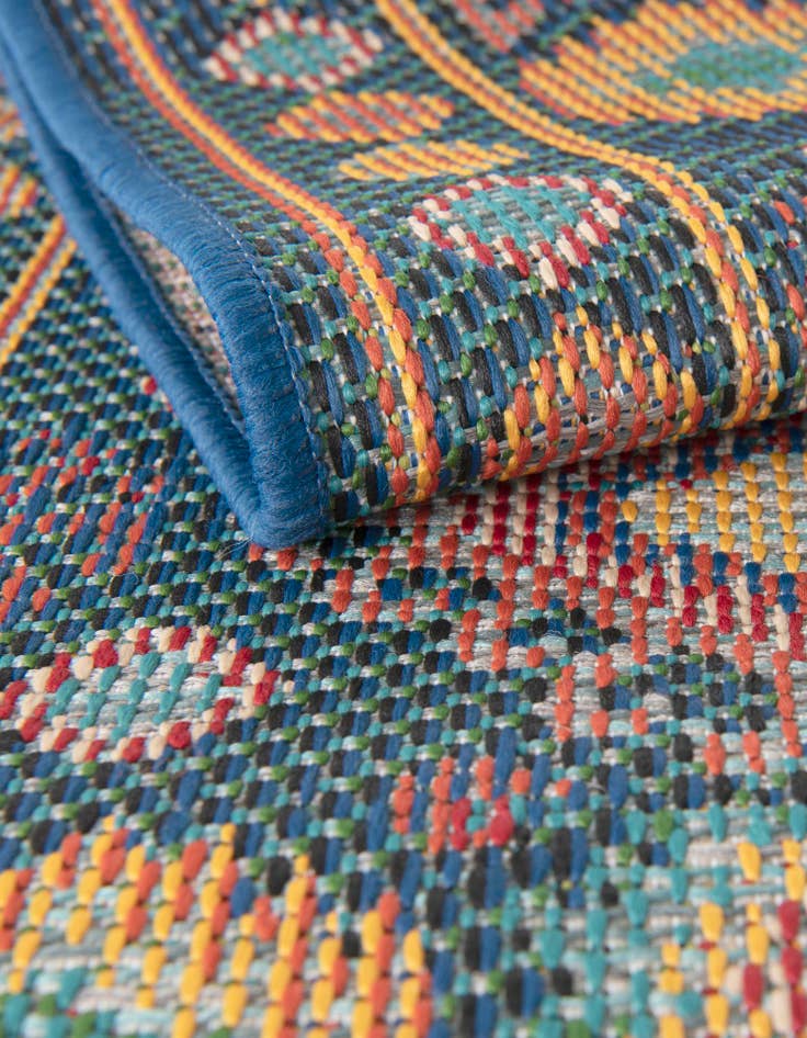 Detail image of 4' 1 x 6' 1 Easy-Clean Baja Indoor / Outdoor Rug