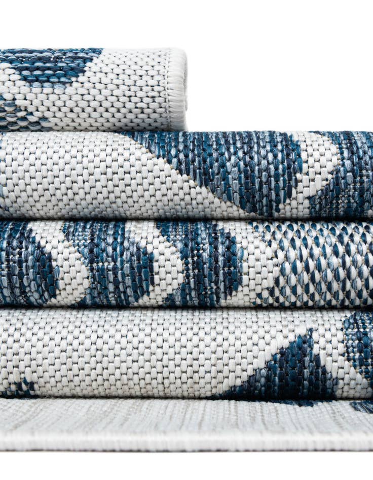 Detail image of 5' 3 x 7' Easy-Clean Coastal Indoor / Outdoor Rug