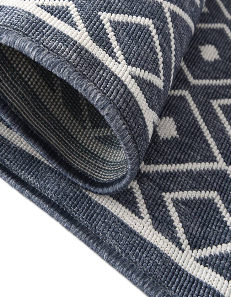 Detail image of 5' 3 x 8' Washable Lattice Indoor / Outdoor Rug