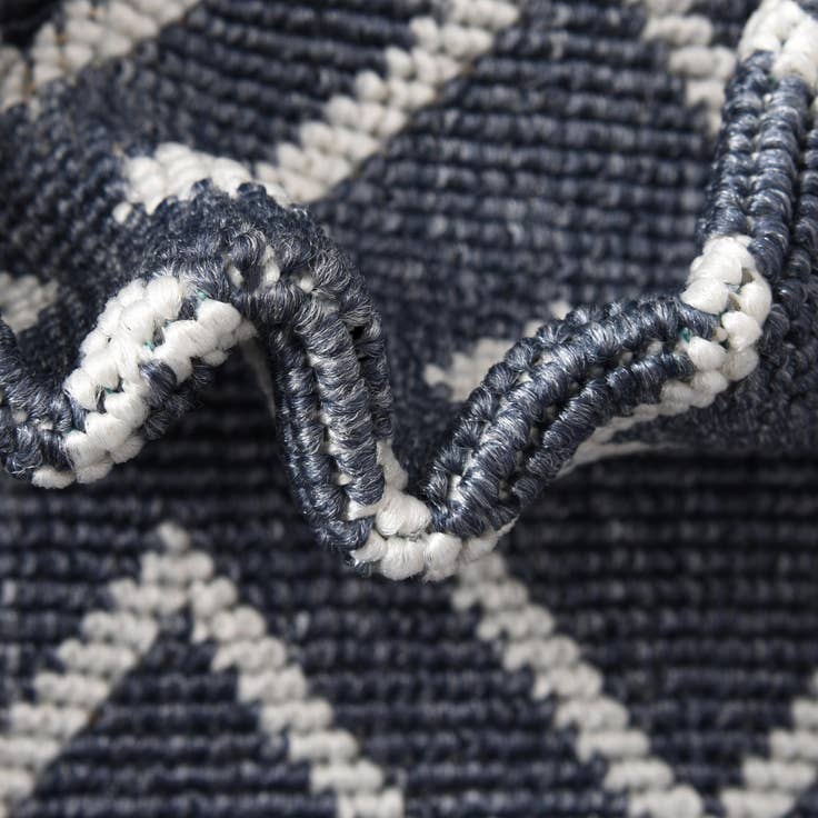 Detail image of 4' x 6' Easy-Clean Lattice Indoor / Outdoor Rug