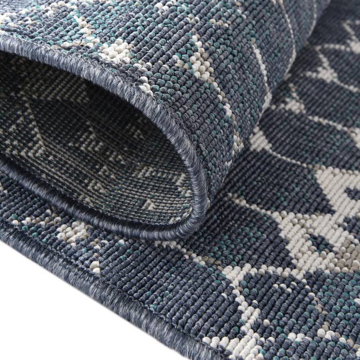Detail image of 5' 3 x 8' Easy-Clean Lattice Indoor / Outdoor Rug