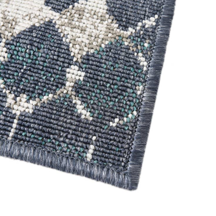 Detail image of 5' 3 x 8' Easy-Clean Lattice Indoor / Outdoor Rug