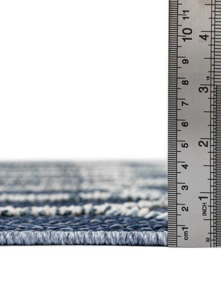 Detail image of 6' 1 x 9' Washable Lattice Indoor / Outdoor Rug