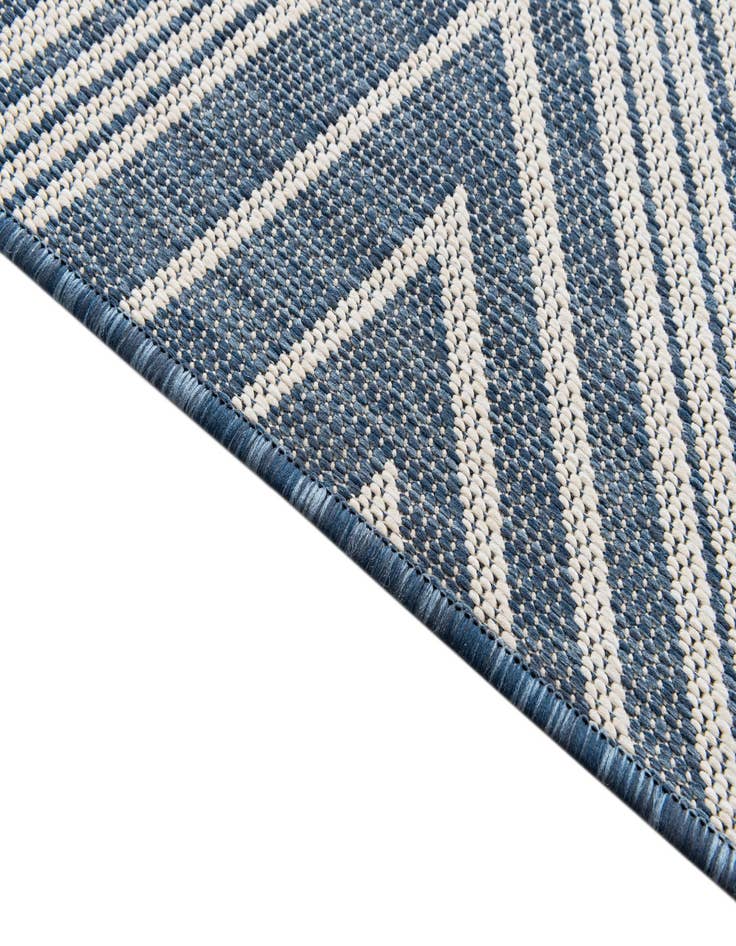 Detail image of 5' 4 x 7' 8 Easy-Clean Modern Indoor / Outdoor Rug