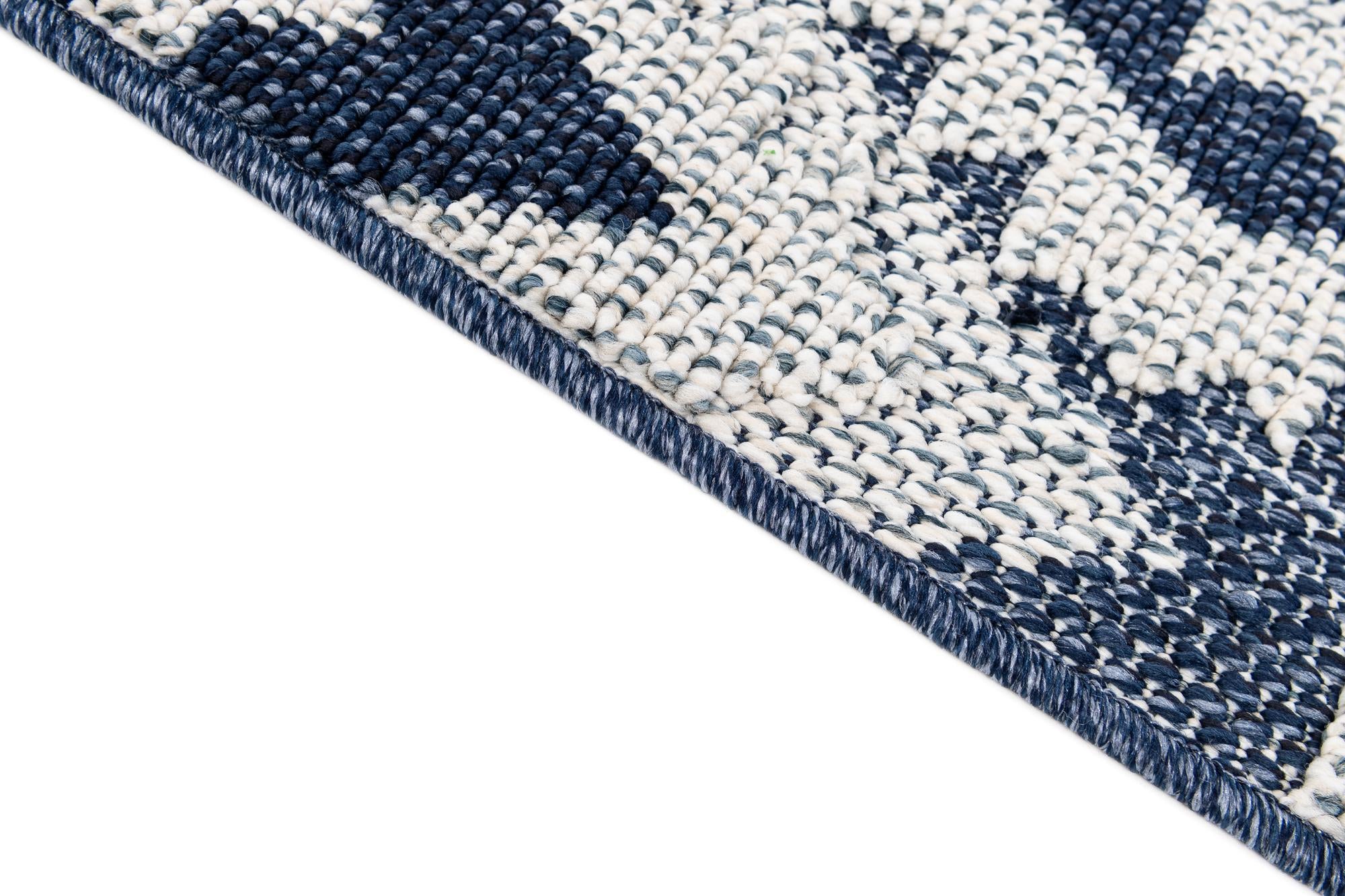 5' 3 x 7' 8 Easy-Clean Modern Indoor / Outdoor Rug
