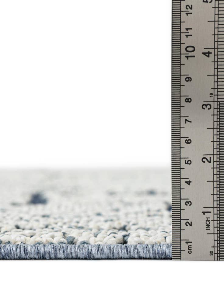Detail image of 5' 3 x 8' Easy-Clean Traditional Indoor / Outdoor Rug